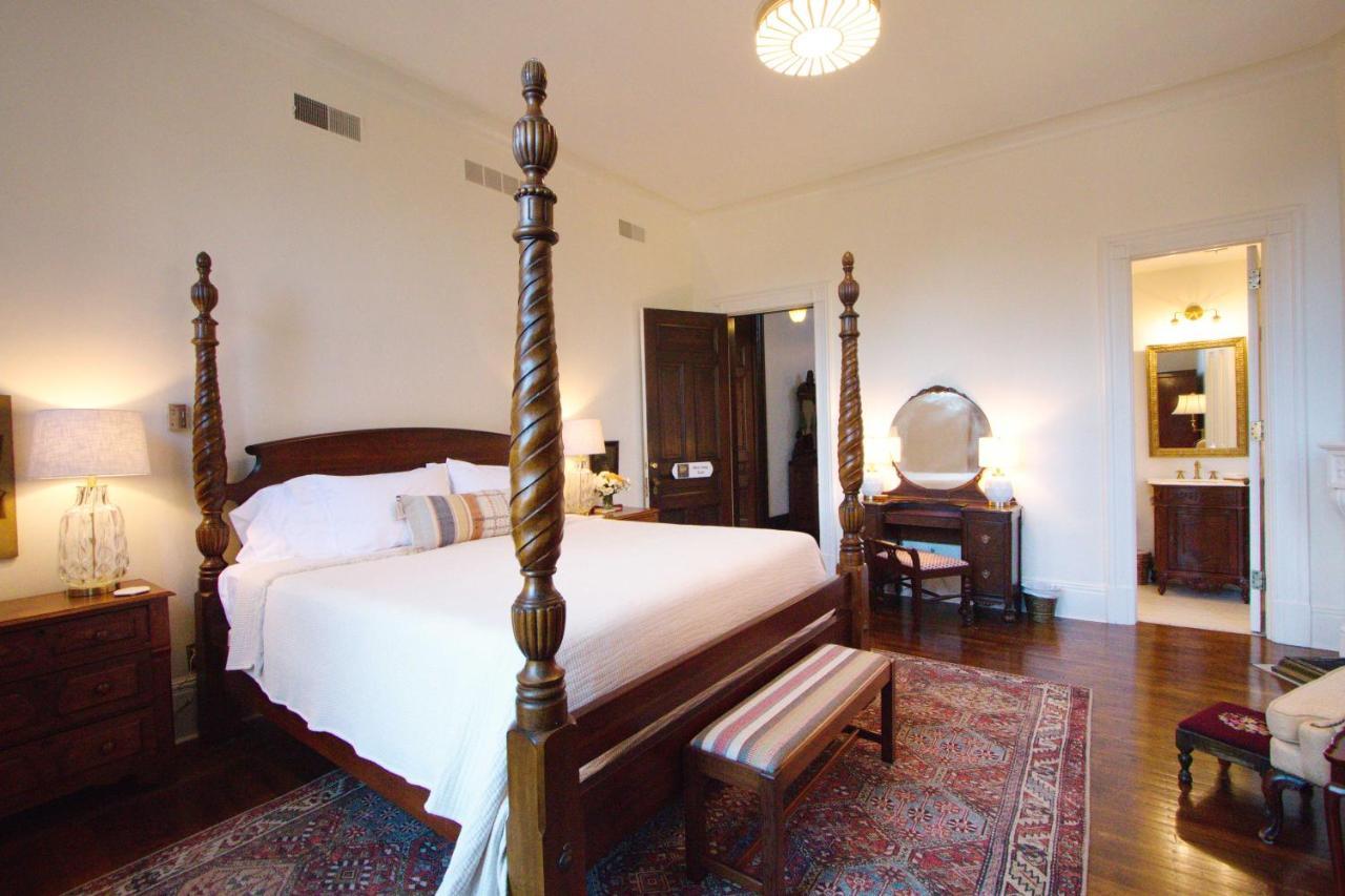 Louisville Bourbon Inn Room photo